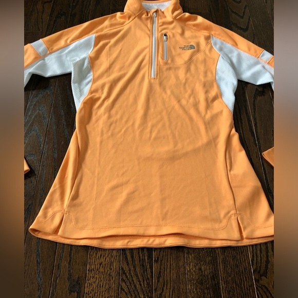 The North Face Women’s S Pale Orange/White FlashDry 1/4 Zip Athletic Jacket - Picture 4 of 12